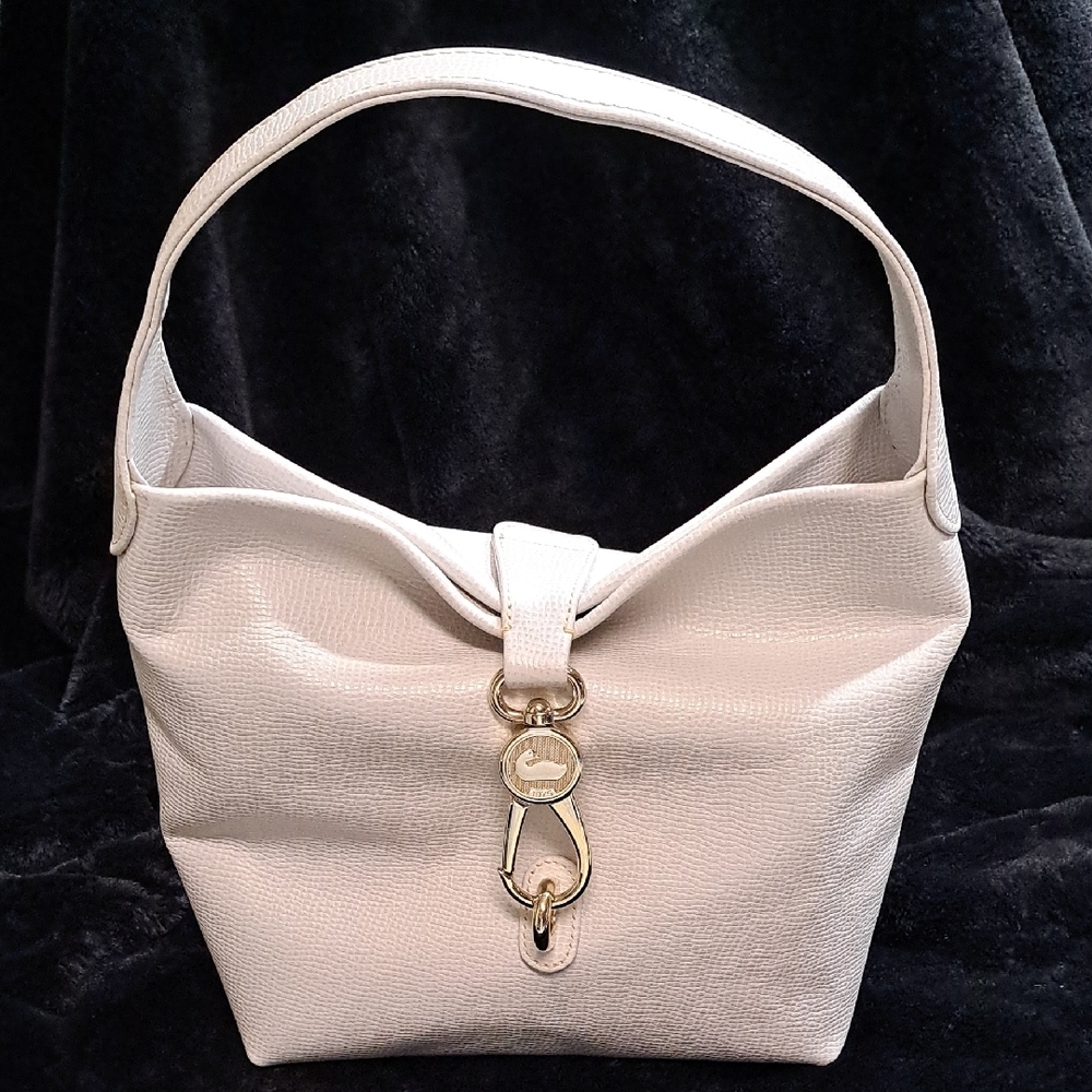 Dooney & Bourke Pebble Grain Small Logo Lock Sac Bone EUC 10×5×11.5